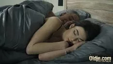 تشغيل أفلام إباحية أنيقة والحبيب الروماني رجل عجوز يمارس الجنس مع عاهرة سمراء تحت البطانية