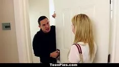 Ana va a la casa de un amigo y dice que su coño necesita amor