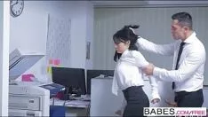 ألينا تخبر زميلها أنها ليست مارس الجنس وأنه يحلها