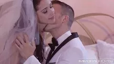 تشغيل امرأة سمراء تأخذ لها هزاز Inpizda Larga