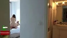 Oynat Baba kamerada kızının sikini orospu gibi nasıl emdiğini görüyor