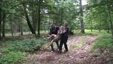 Jouer La nonna di 55 anni viene violentata da due poliziotti per strada