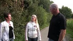 Sie weint vor Schmerzen, als sie seinen Schwanz in ihren Arsch und unter das Fahrrad steckt