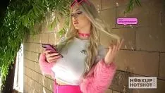 Reproducir Ella piensa que es la chica más sexy, pero se folla a todos