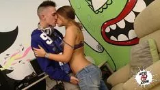 Abspielen Hure lutscht Schwanz ohne Unterbrechung, bis er ihr alles in den Mund spritzt
