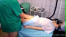 Reproducir Él le pone una inyección y la pone a dormir para luego follársela como quiere