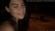 Redare Umbla foarte sexy imbracata intr-un parc si se masturbeaza pe o banca