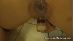 Abspielen Diese blonde MILF bekommt eine doppelte Analpenetration, weil ihre Partner das wollen