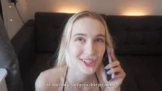 Femeia vorbeste la telefon si se freaca la pizda