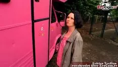 Reproducir La mujer cachonda follada en el coche