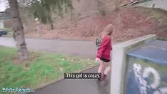 Jouer Porno public avec la plus belle chatte fêlée de 20 ans