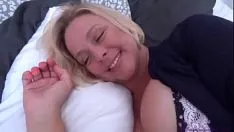 Reproduzir Esta mãe latina loira dá um golpe muito romântico