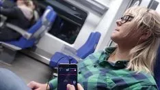 Jouer Elle suce une bite dans un train de voyageurs