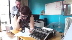Reproduzir ENF Office Domination: Boss revela secretária nua - Regina Noir Capítulo 1