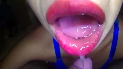 Abspielen Sexy Mexicana lutscht den Schwanz ihres Bruders und lässt sich abspritzen in 4K