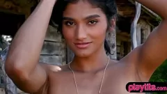 Oynat Boğucu Genç Babe Solo Derlemede Sıcak Amını Sergiliyor