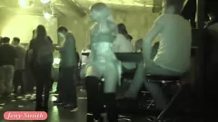 Jouer Upskirt impertinente di Jeny Smith che esibisce in un club: dai un'occhiata alla sua figa calda