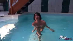 Redare Bruneta la piscină publică POV lovindu-se cu sânii mici și creampie