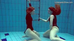 Abspielen Die rothaarigen Teenie-Babes Diana und Simonna toben sich im Pool aus