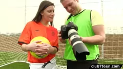 Adolescent brunetă vedetă de fotbal și-și trage fotograful în aer liber