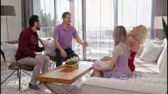 Afspelen Hardcore gangbang: swingersvrouwenruil met blonde Latina