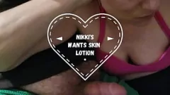 Abspielen Heiße MILF Nikkis mit Sperma bedeckte Naturtitten nach intensivem Blowjob
