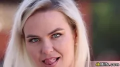 Jouer Séance de plaisir solo de la MILF blonde aux gros seins Vic avec doigté et gros seins naturels