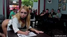 Jouer Plantureuse blonde suce une bite et baise son cul dans un bar devant tout le monde
