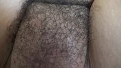 Redare Mama vitregă MILF păroasă îl învață pe fiul vitreg într-o sesiune de cunnilingus în prim plan