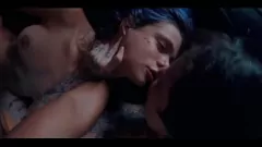 Afspelen Dominante blonde lesbische Carmona spuugt op bi-seksuele Russah's poesje