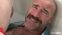 Reproduzir Peituda colegial Charlotte pecados fode o padrasto Charles Dera em encontro hardcore