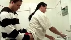 Reproduzir Um pega seu chefe no banheiro e transa com ela