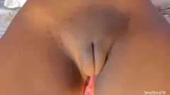 Afspelen Sexy solo -uitvoering door amateur -godin sexystacy7 en haar sappige roze kutje