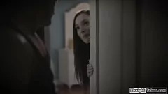 Oynat Stepdad, minyon esmer üvey kızı ile tabu seks başlatır