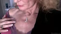 Abspielen Die alte Frau wird alleine beim Masturbieren gefilmt