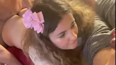 Jouer Moglie bionda procace scopa un altro uomo di fronte a suo marito