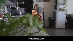 تشغيل أخت Bella Rose لا يمكن أن تقاوم ديك زوجها المثالي لزوجها