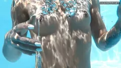 Afspelen Hongaarse pornoster Zazie Skymm's Naked Swim & Poolside Fuck