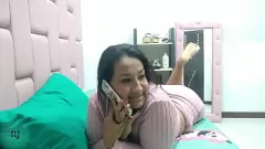 Redare Masturbarea amatorilor: Femeia matură se udă în timp ce vorbește cu iubitul ei - porno de casă columbian