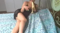 Jouer Petite Teenie Skinny Jennifer se déchaîne avec une banane