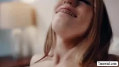 Reproducir Las hermanastras T-girl comparten la polla dura de la madrastra de Shemale