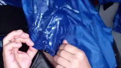 Reproducir Fetiche satinado: acción intensa corrida en pantalones cortos de fútbol