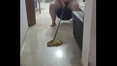 Redare Crazy Mariana ": Femeia matură dolofană devine Kinky cu mânerul de mop