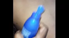 Afspelen Vracende Indiase desi -vrouw's intieme thuispoesje massage, vingeren en explosief orgasme