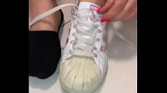 Reproduzir Dirty Hungary Amateur Limpa seus pés e solas - Trabalho de pé com meias de nylon