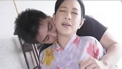 Afspelen Japanse MILF ervaart voor het eerst anale seks en deepthroat
