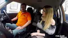 Afspelen Europese babe wordt wild in de auto: lulzuigen, handjobs en seks met een docent