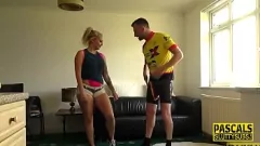 Reproduzir Tatuado MILF Milf Louise Lee é arado por um grande galo