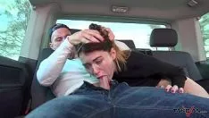 Jouer Il la pend dans la rue et la baise dans une camionnette
