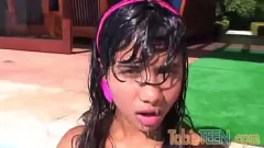 Jouer Tobie teenager latina con tette piccole si sditalina all'aperto